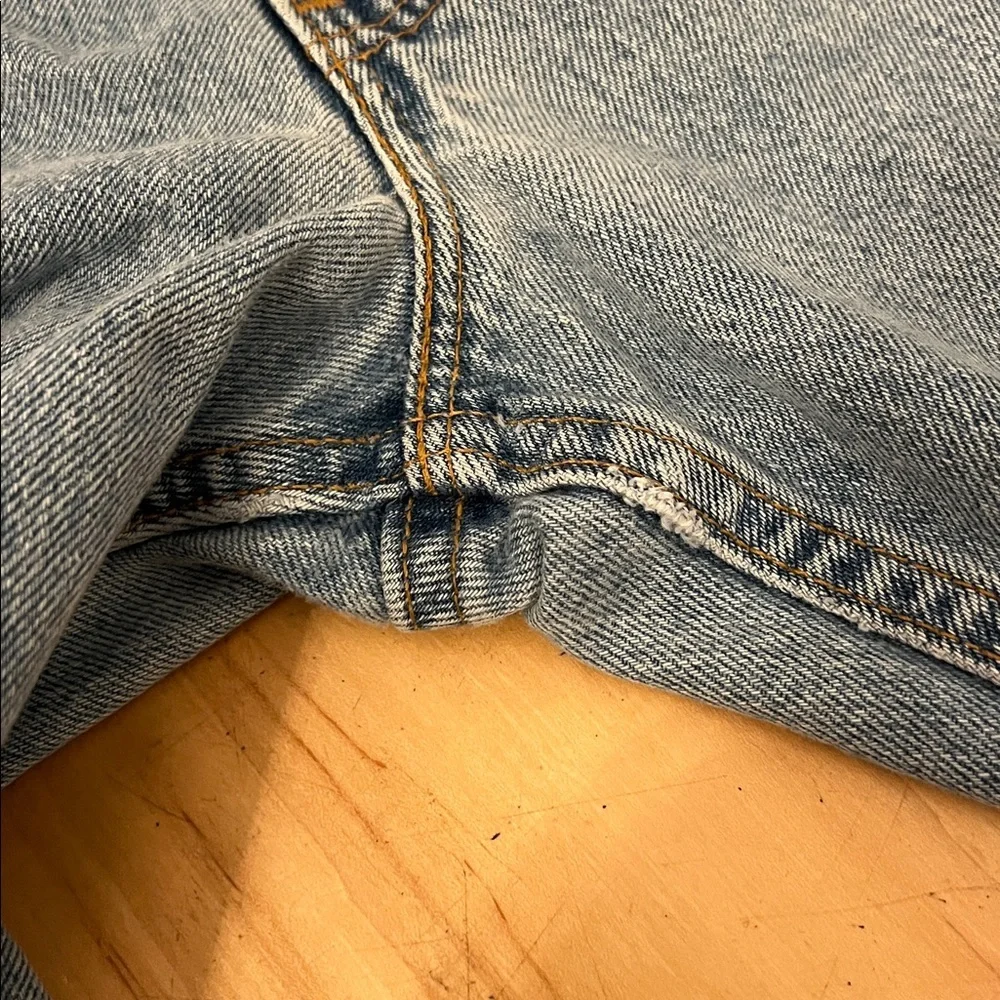 VTG Levi's 550 Light Blue Straight Jeans measures 34x32